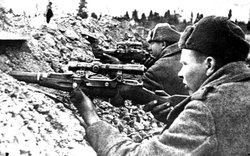 Снайперы Сарбаев и Царев на огневой позиции (в боях за Лиозно, каждый из них уничтожил более 35 фашистов)