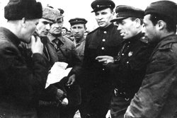 Полковники Михайлов, Разнатовский и капитан Иоффе беседуют с представителями власти г. Лиозно